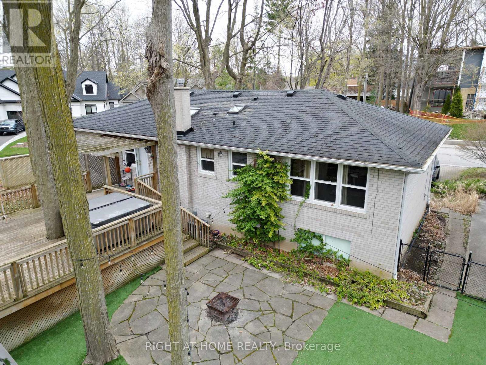 












190 BEECHWOOD CRESCENT

,
Newmarket (Central Newmarket),




Ontario
L3Y1W3


