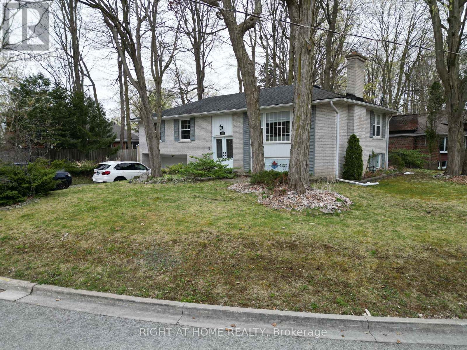 












190 BEECHWOOD CRESCENT

,
Newmarket (Central Newmarket),




Ontario
L3Y1W3

