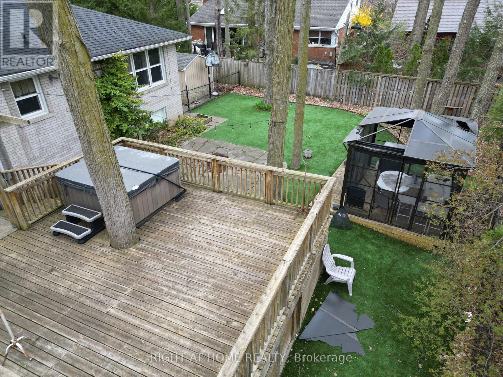 












190 BEECHWOOD CRESCENT

,
Newmarket (Central Newmarket),




Ontario
L3Y1W3

