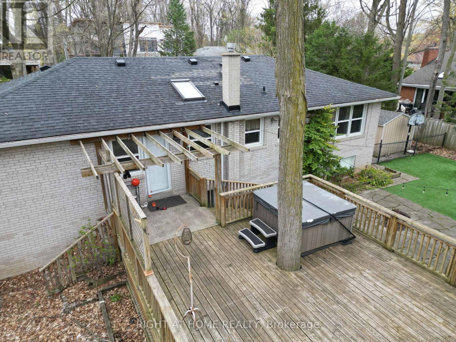 












190 BEECHWOOD CRESCENT

,
Newmarket (Central Newmarket),




Ontario
L3Y1W3

