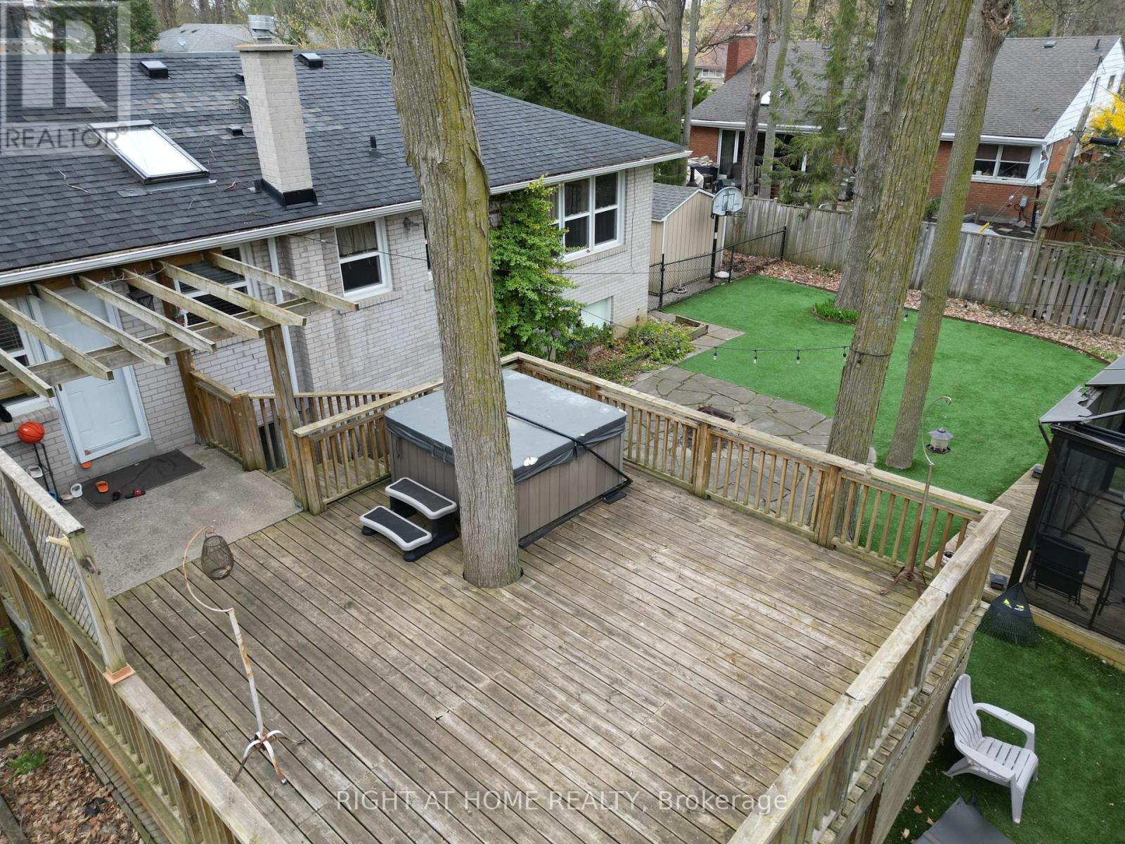 












190 BEECHWOOD CRESCENT

,
Newmarket (Central Newmarket),




Ontario
L3Y1W3

