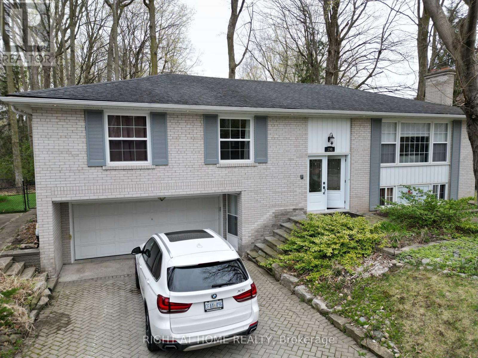 












190 BEECHWOOD CRESCENT

,
Newmarket (Central Newmarket),




Ontario
L3Y1W3

