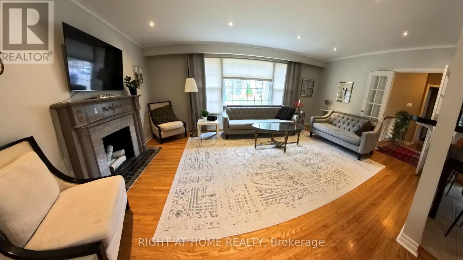 












190 BEECHWOOD CRESCENT

,
Newmarket (Central Newmarket),




Ontario
L3Y1W3

