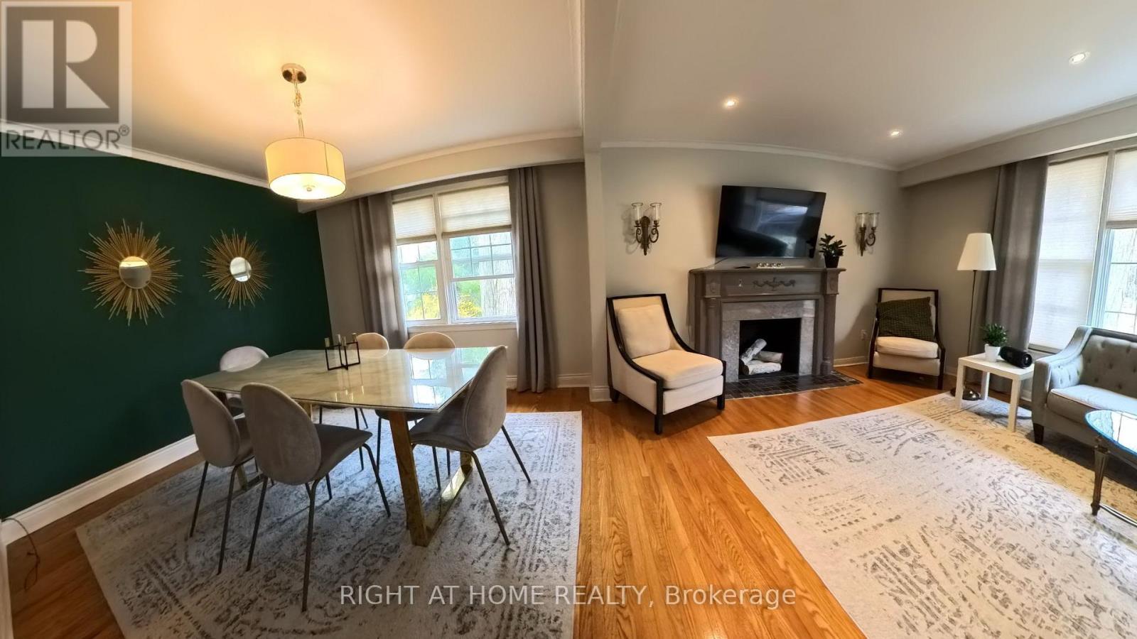 












190 BEECHWOOD CRESCENT

,
Newmarket (Central Newmarket),




Ontario
L3Y1W3

