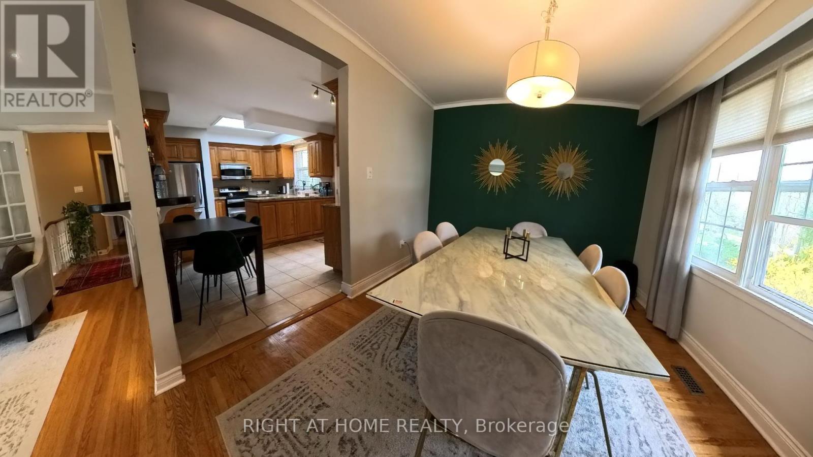 












190 BEECHWOOD CRESCENT

,
Newmarket (Central Newmarket),




Ontario
L3Y1W3

