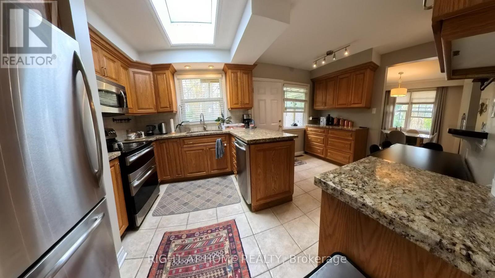 












190 BEECHWOOD CRESCENT

,
Newmarket (Central Newmarket),




Ontario
L3Y1W3

