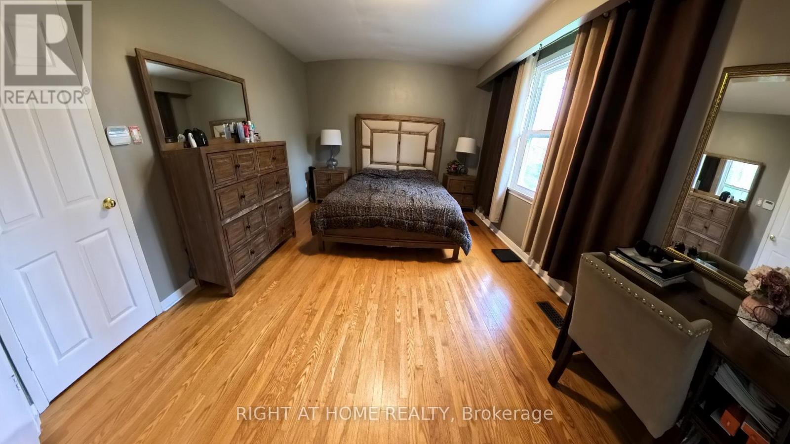 












190 BEECHWOOD CRESCENT

,
Newmarket (Central Newmarket),




Ontario
L3Y1W3

