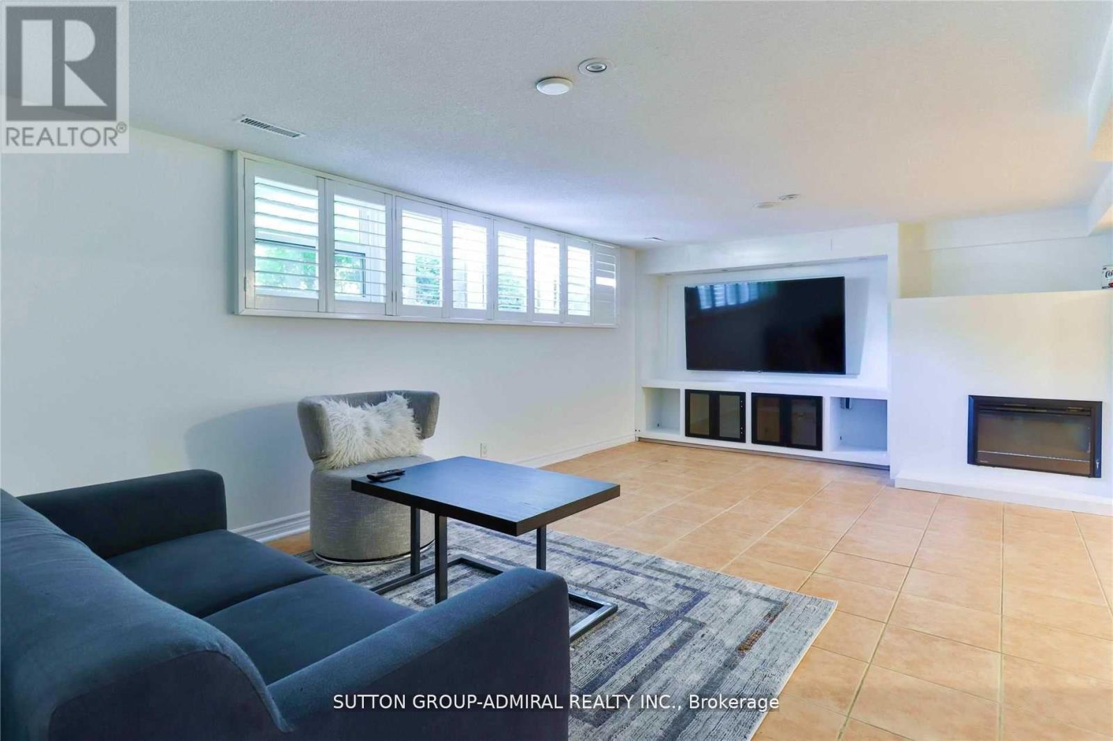 












135 ELGIN STREET

,
Markham (Thornhill),




Ontario
L3T1W7

