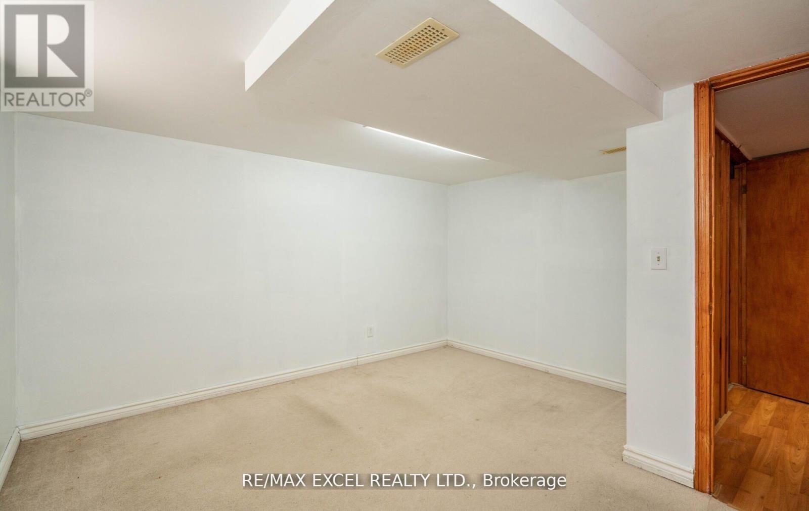 












104 HIGHLAND PARK BOULEVARD

,
Markham (Grandview),




Ontario
L3T1B7

