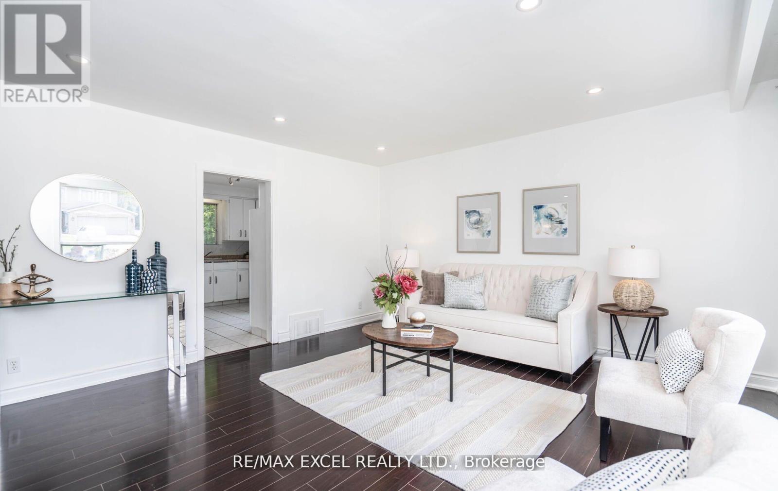 












104 HIGHLAND PARK BOULEVARD

,
Markham (Grandview),




Ontario
L3T1B7

