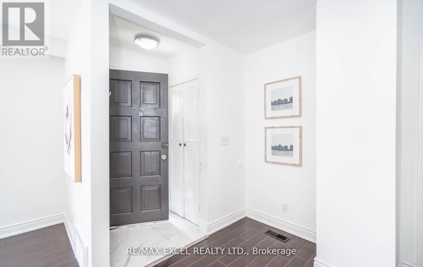 












104 HIGHLAND PARK BOULEVARD

,
Markham (Grandview),




Ontario
L3T1B7

