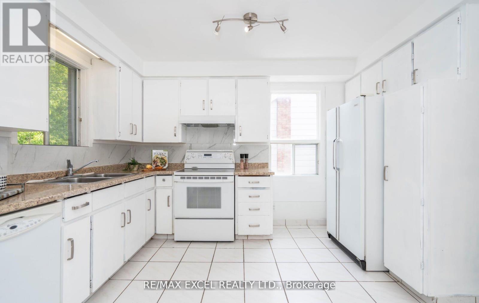 












104 HIGHLAND PARK BOULEVARD

,
Markham (Grandview),




Ontario
L3T1B7

