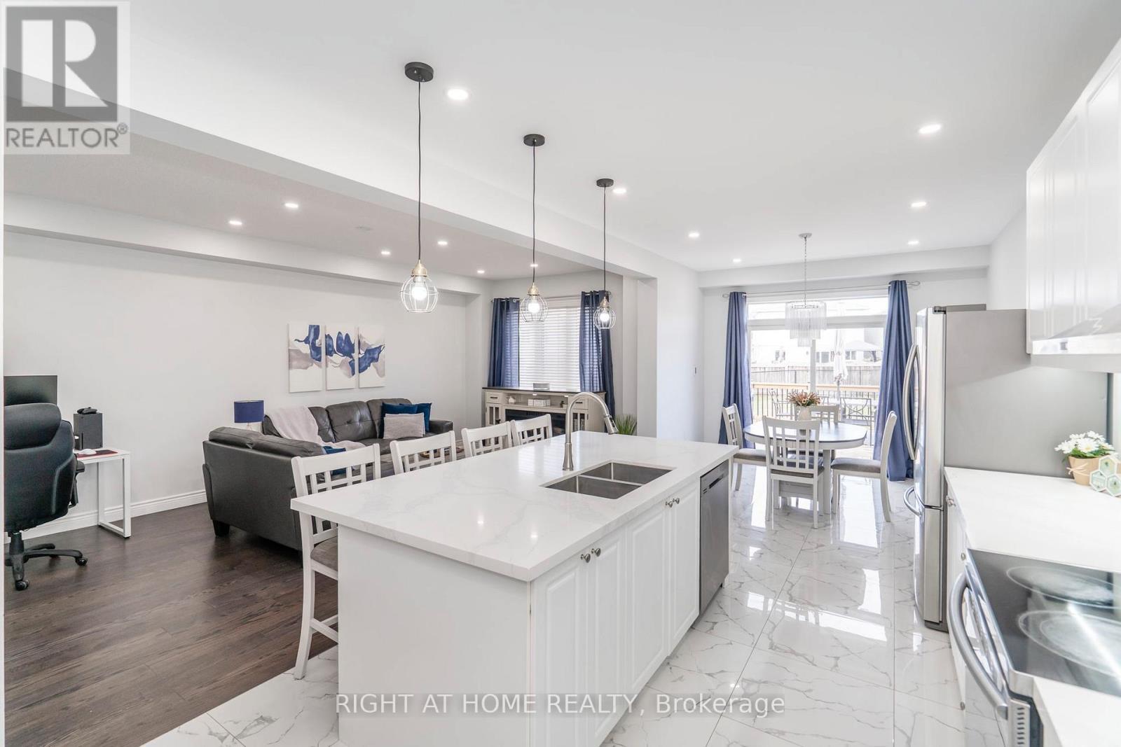 












22 SASCO WAY

,
Essa (Angus),




Ontario
L3W0C8


