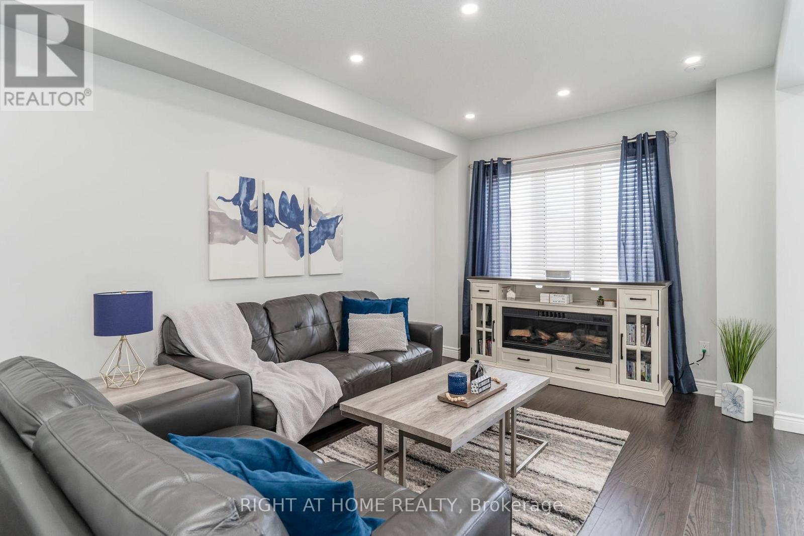 












22 SASCO WAY

,
Essa (Angus),




Ontario
L3W0C8

