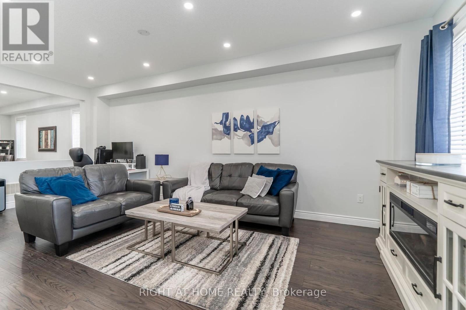 












22 SASCO WAY

,
Essa (Angus),




Ontario
L3W0C8

