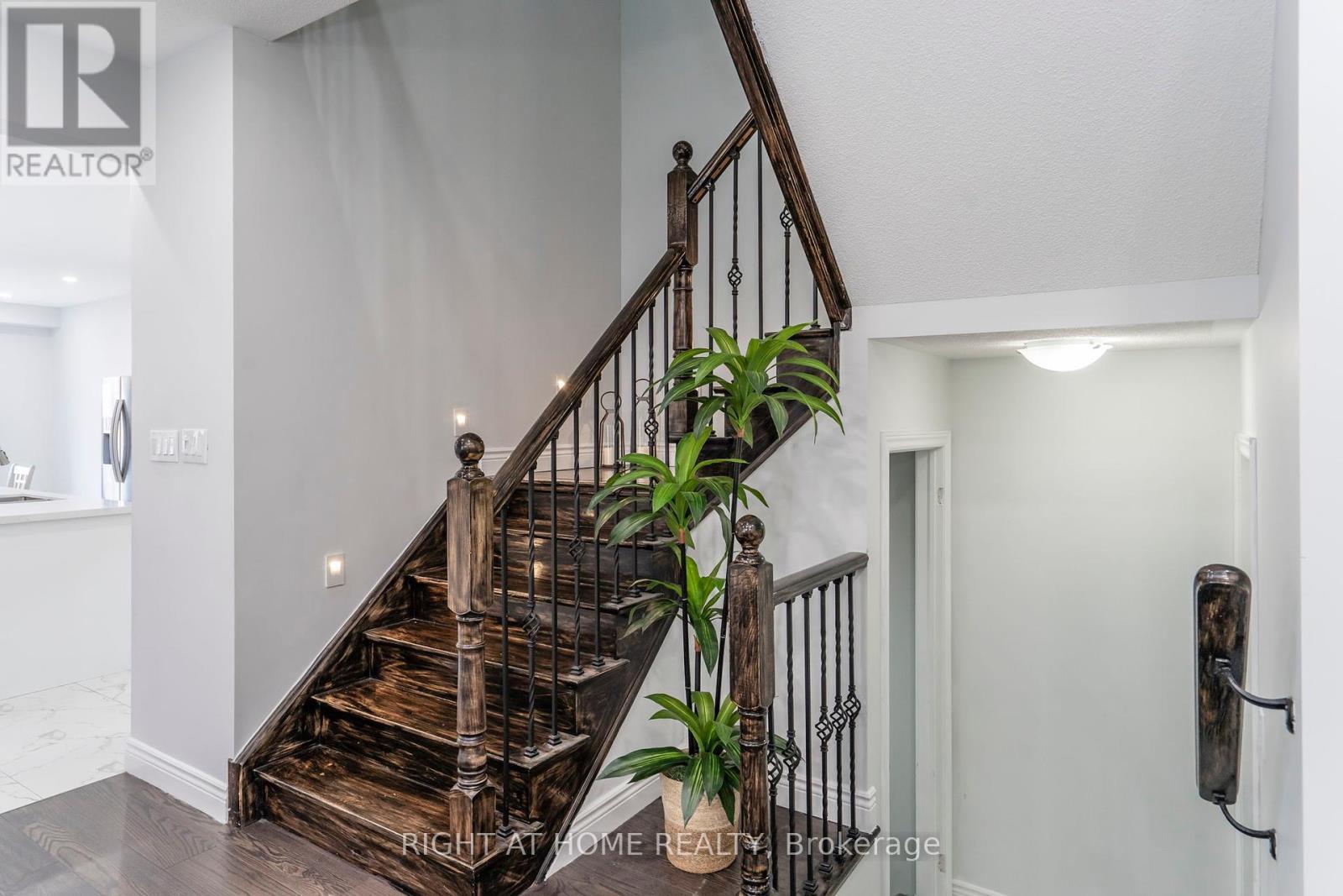 












22 SASCO WAY

,
Essa (Angus),




Ontario
L3W0C8

