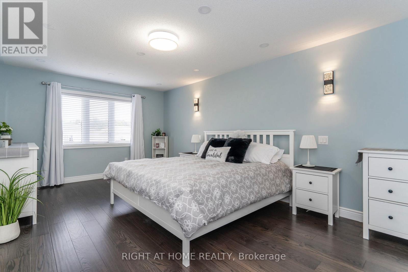 












22 SASCO WAY

,
Essa (Angus),




Ontario
L3W0C8

