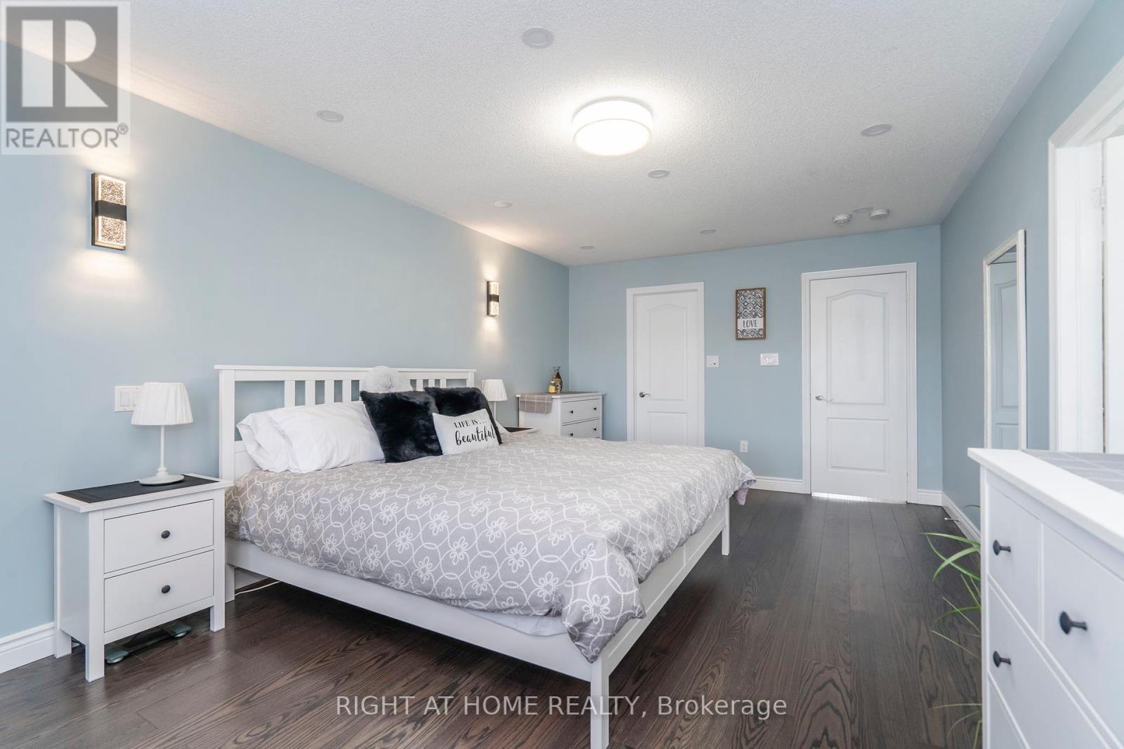 












22 SASCO WAY

,
Essa (Angus),




Ontario
L3W0C8

