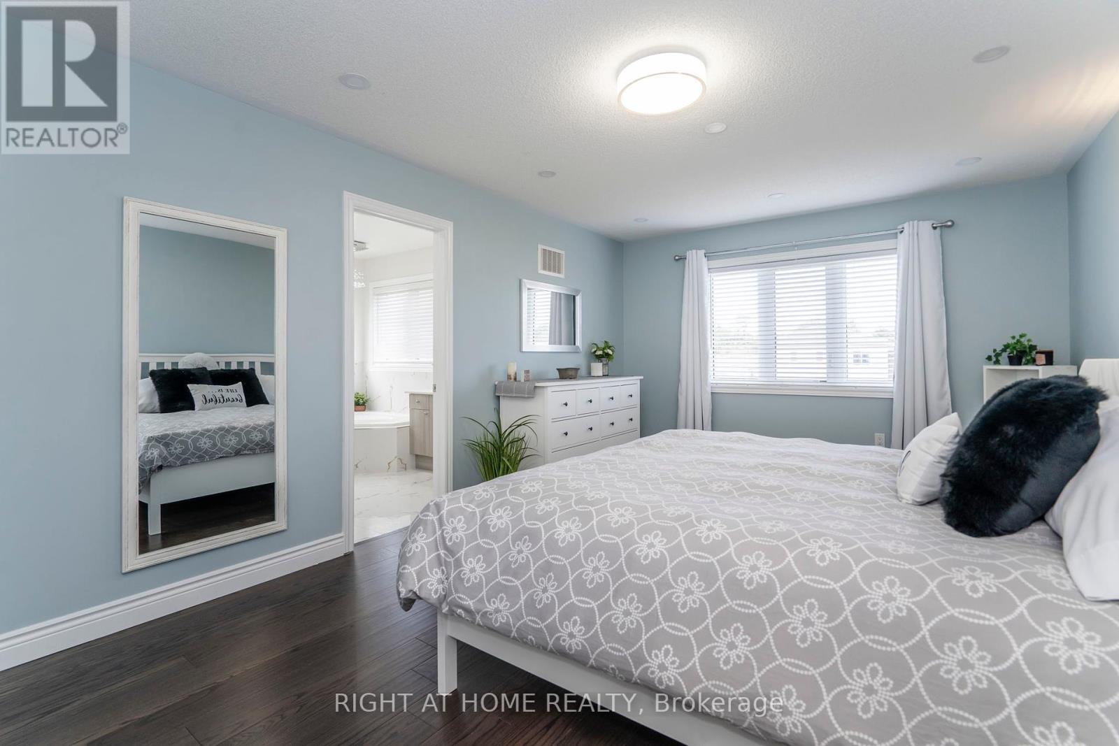 












22 SASCO WAY

,
Essa (Angus),




Ontario
L3W0C8

