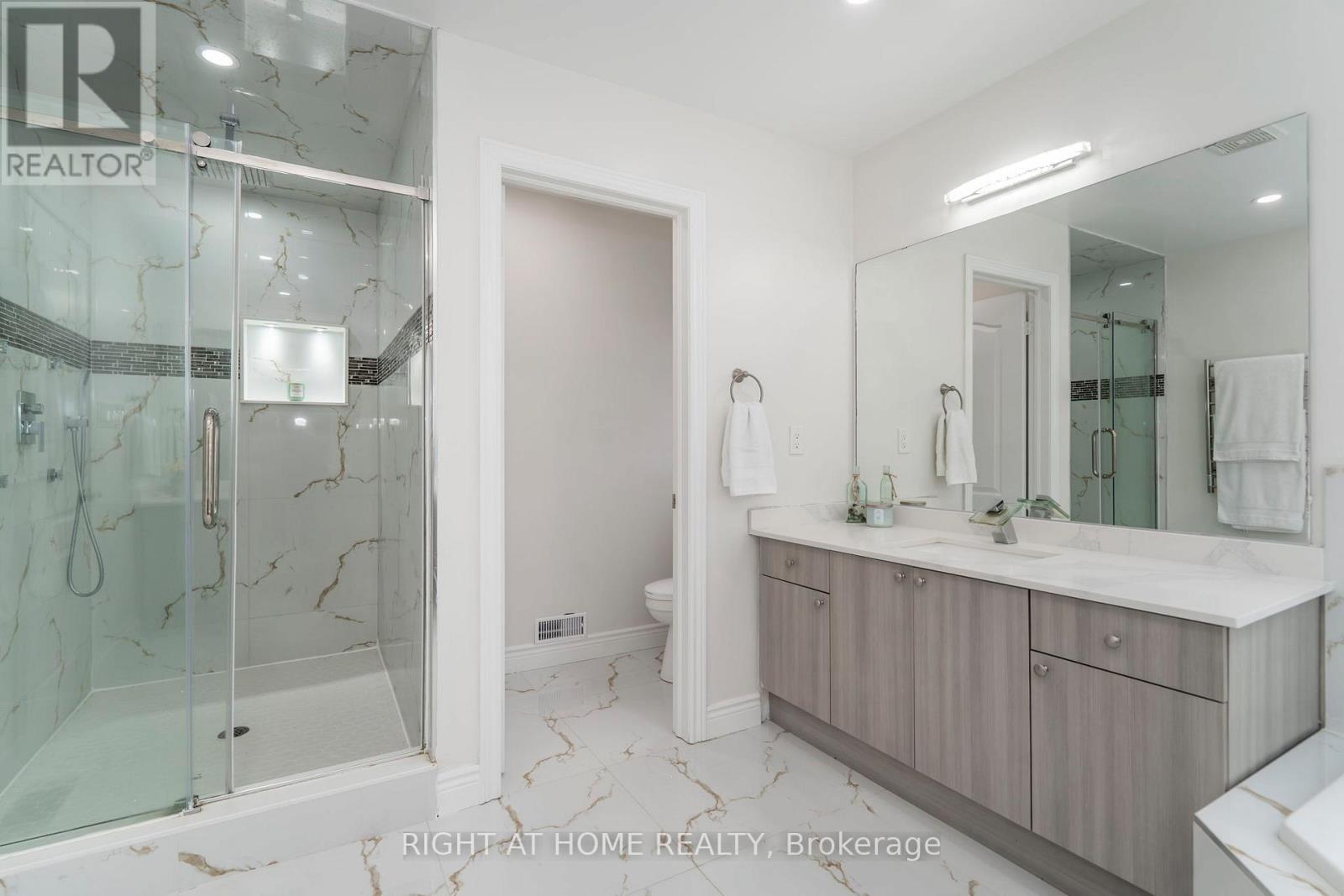












22 SASCO WAY

,
Essa (Angus),




Ontario
L3W0C8

