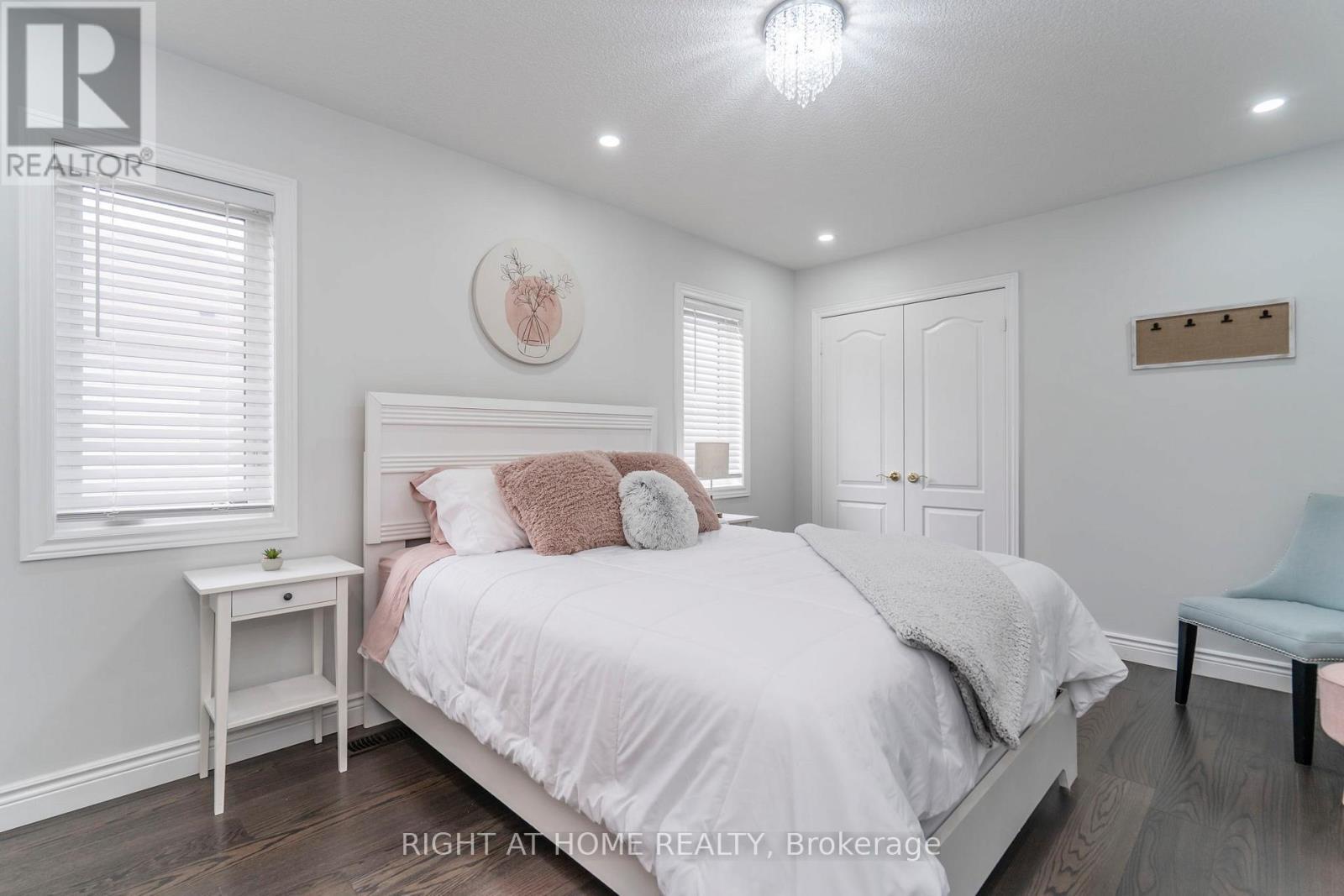 












22 SASCO WAY

,
Essa (Angus),




Ontario
L3W0C8

