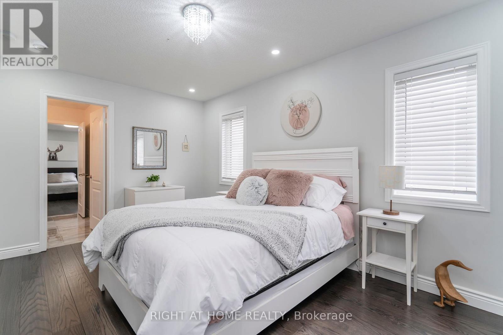 












22 SASCO WAY

,
Essa (Angus),




Ontario
L3W0C8

