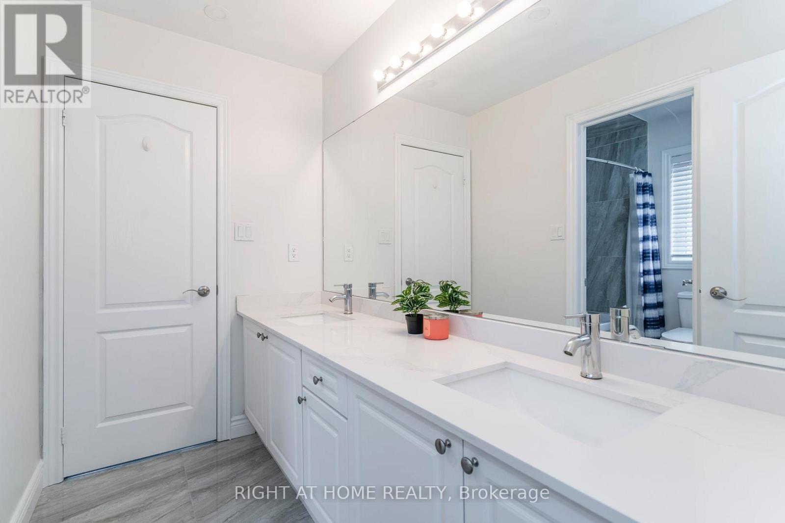 












22 SASCO WAY

,
Essa (Angus),




Ontario
L3W0C8

