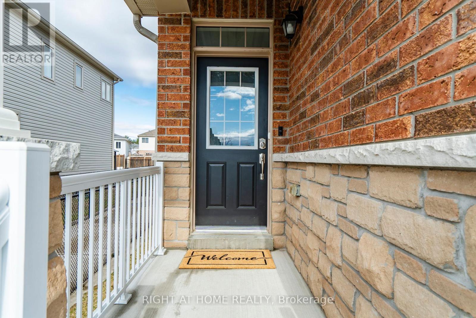 












22 SASCO WAY

,
Essa (Angus),




Ontario
L3W0C8

