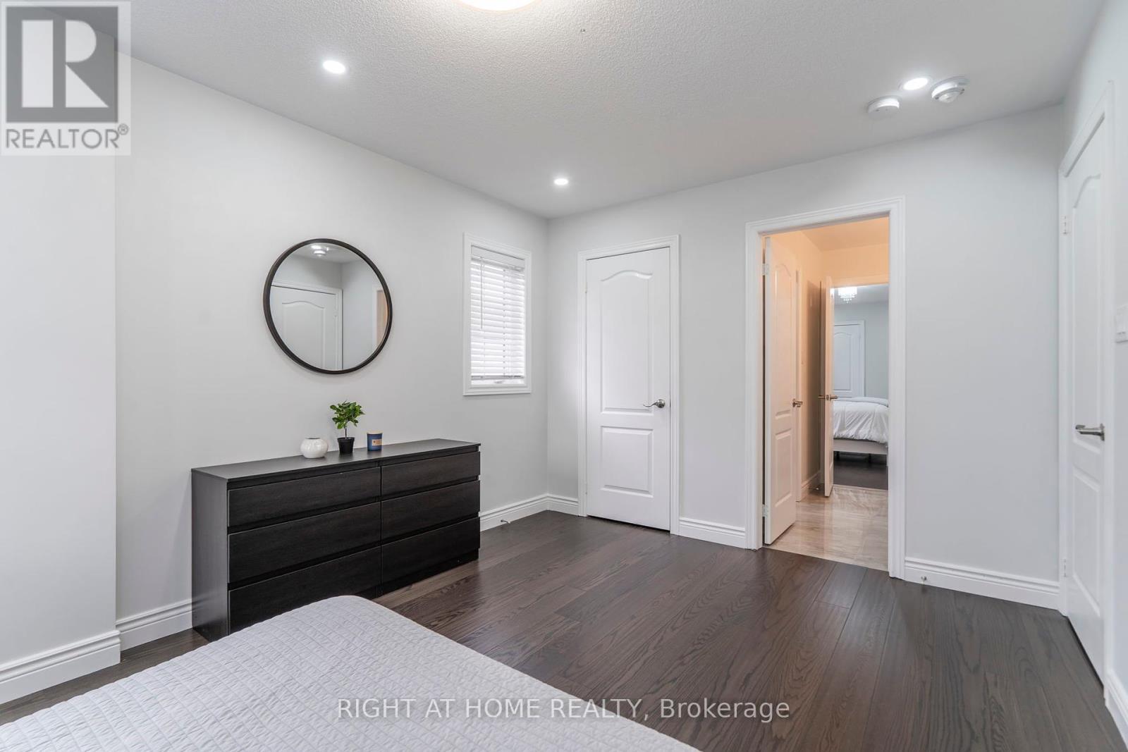 












22 SASCO WAY

,
Essa (Angus),




Ontario
L3W0C8

