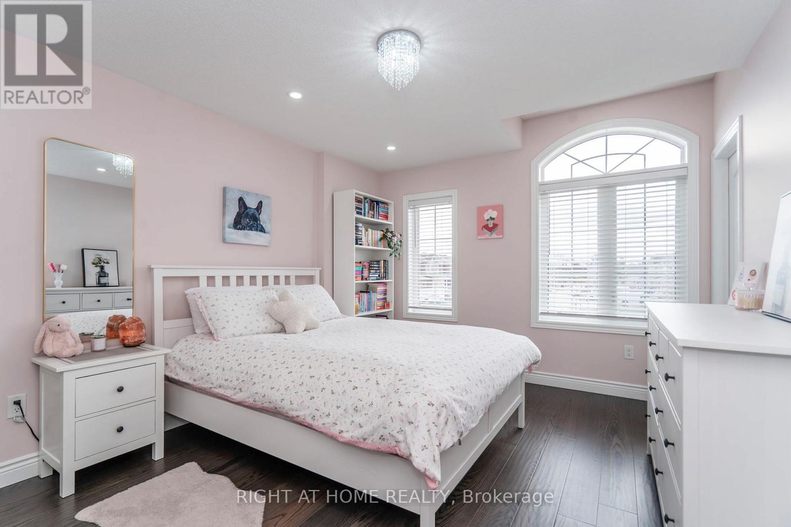 












22 SASCO WAY

,
Essa (Angus),




Ontario
L3W0C8

