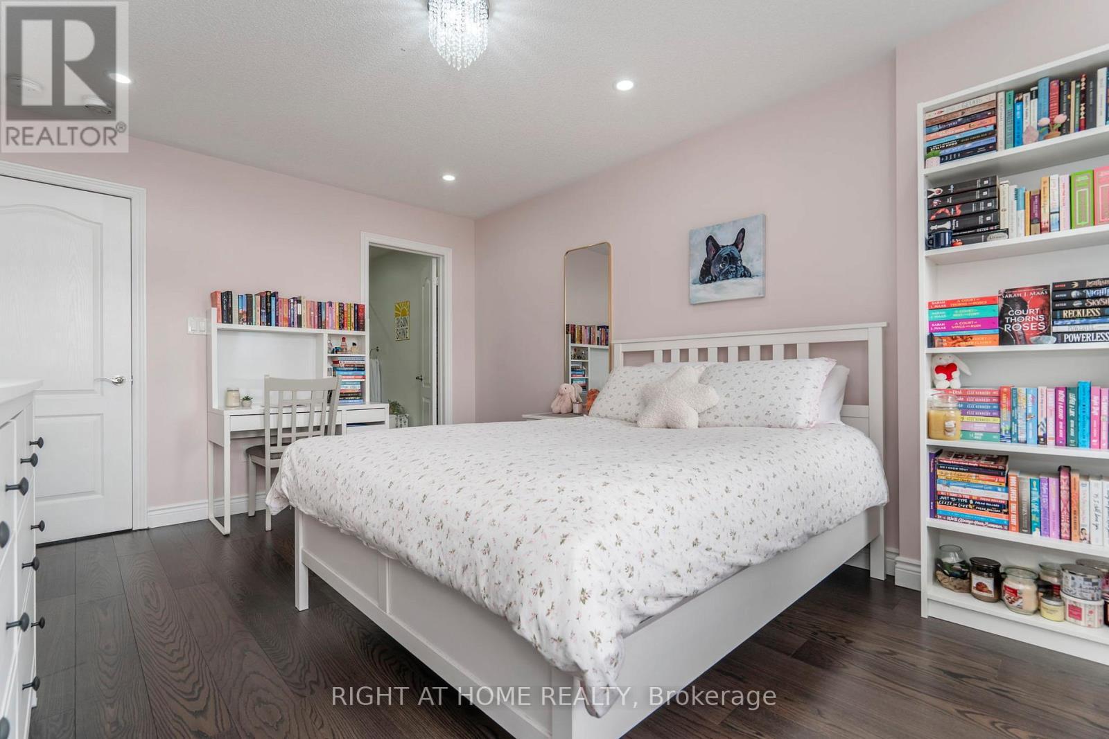 












22 SASCO WAY

,
Essa (Angus),




Ontario
L3W0C8

