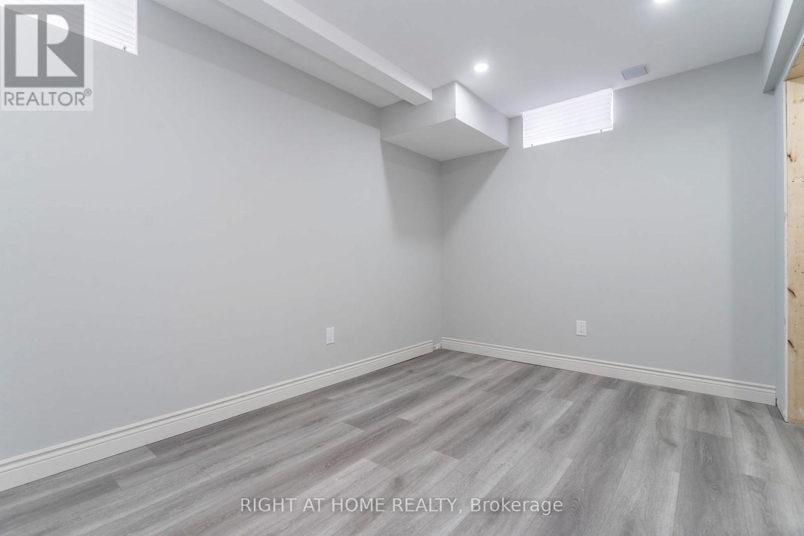 












22 SASCO WAY

,
Essa (Angus),




Ontario
L3W0C8

