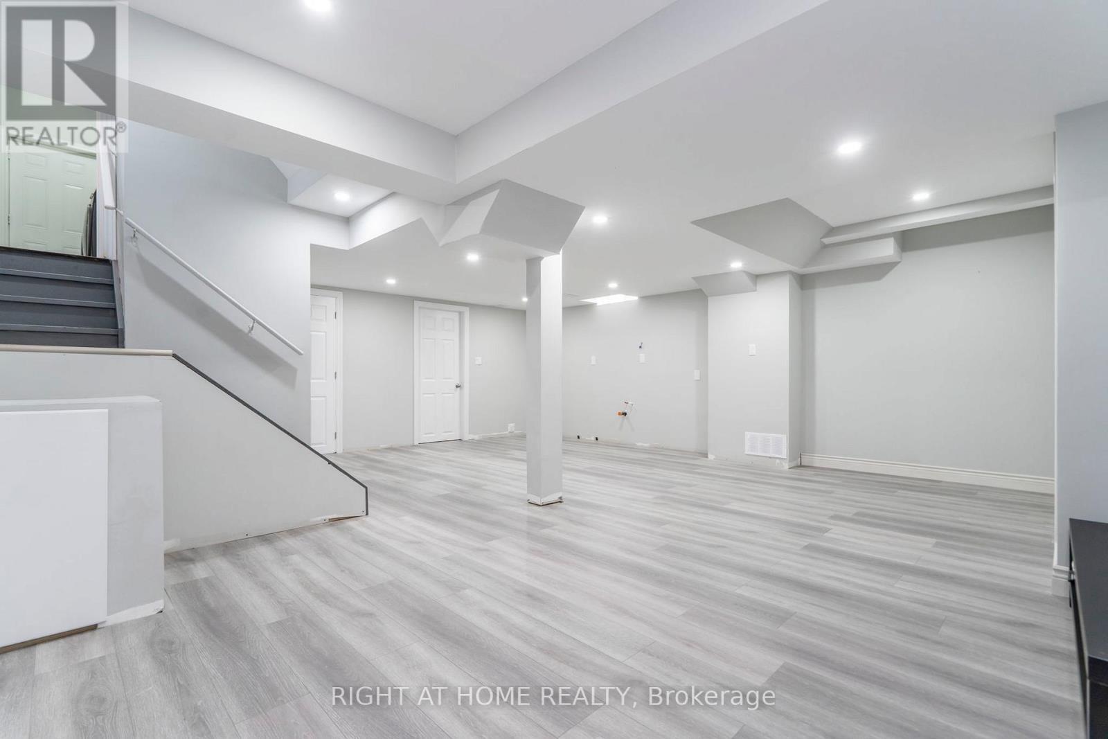 












22 SASCO WAY

,
Essa (Angus),




Ontario
L3W0C8

