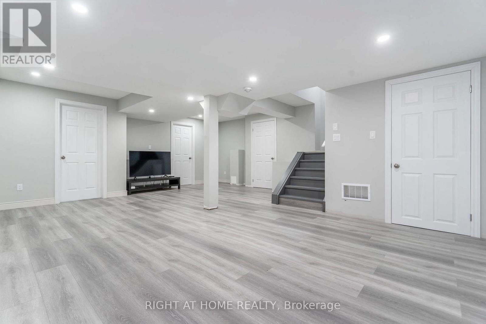 












22 SASCO WAY

,
Essa (Angus),




Ontario
L3W0C8

