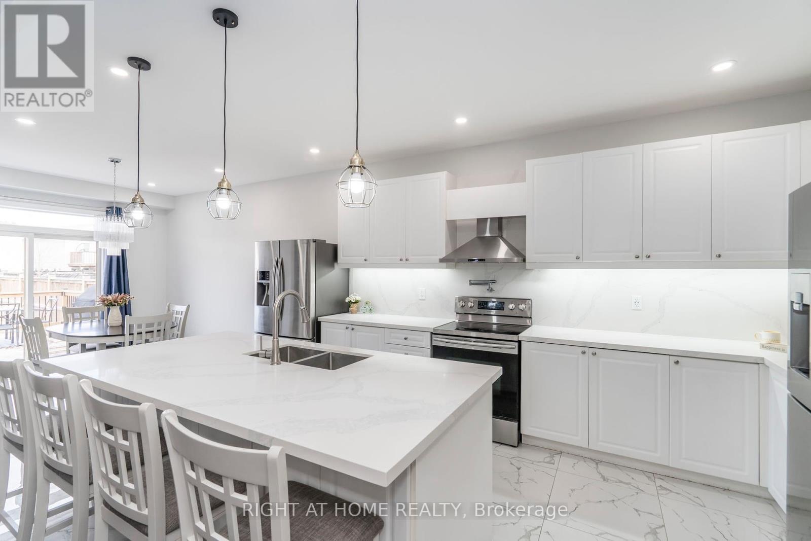 












22 SASCO WAY

,
Essa (Angus),




Ontario
L3W0C8

