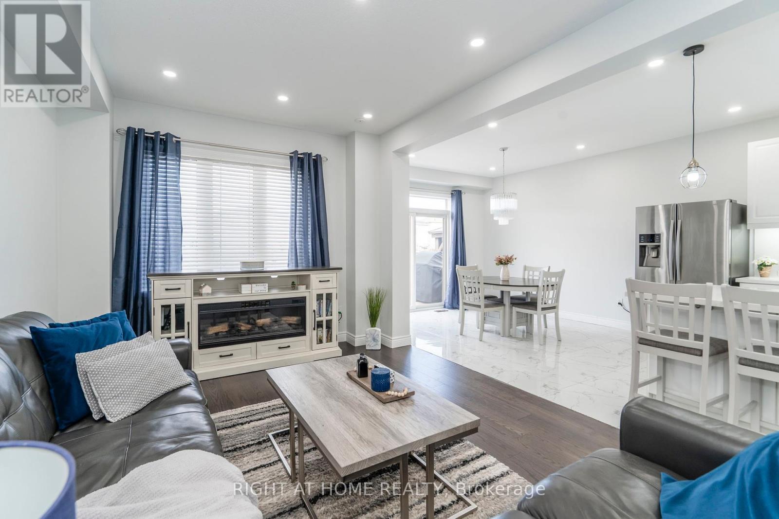












22 SASCO WAY

,
Essa (Angus),




Ontario
L3W0C8


