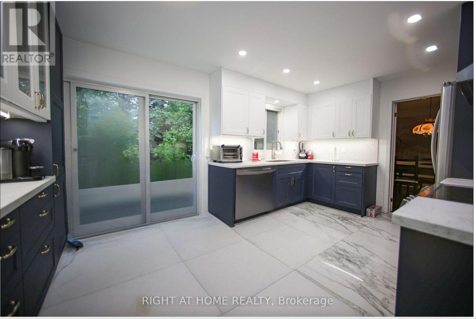 












42 WILLIAM STREET

,
East Gwillimbury (Sharon),




Ontario
L0G1V0

