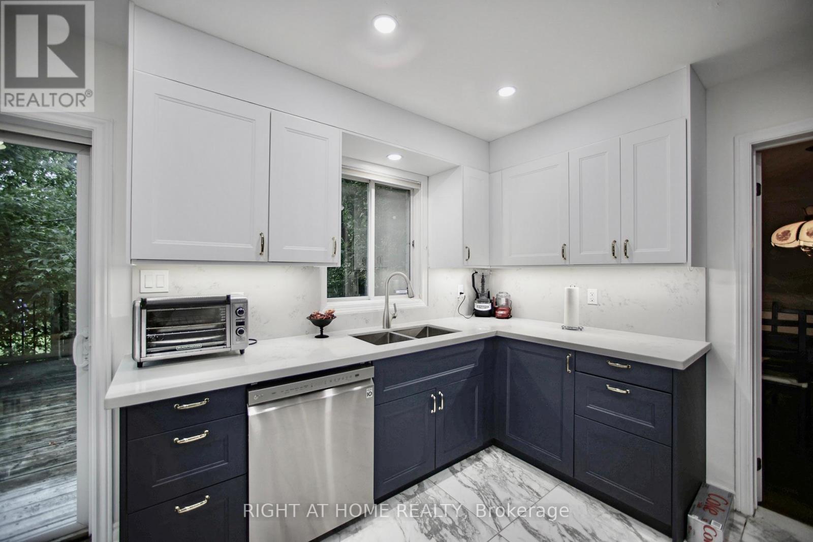












42 WILLIAM STREET

,
East Gwillimbury (Sharon),




Ontario
L0G1V0


