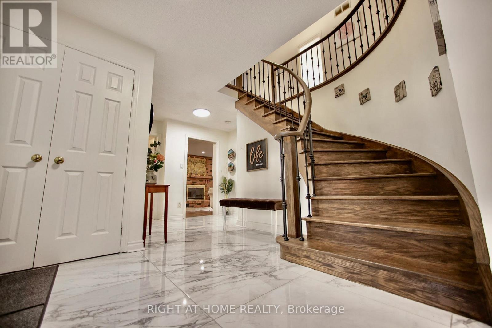 












42 WILLIAM STREET

,
East Gwillimbury (Sharon),




Ontario
L0G1V0

