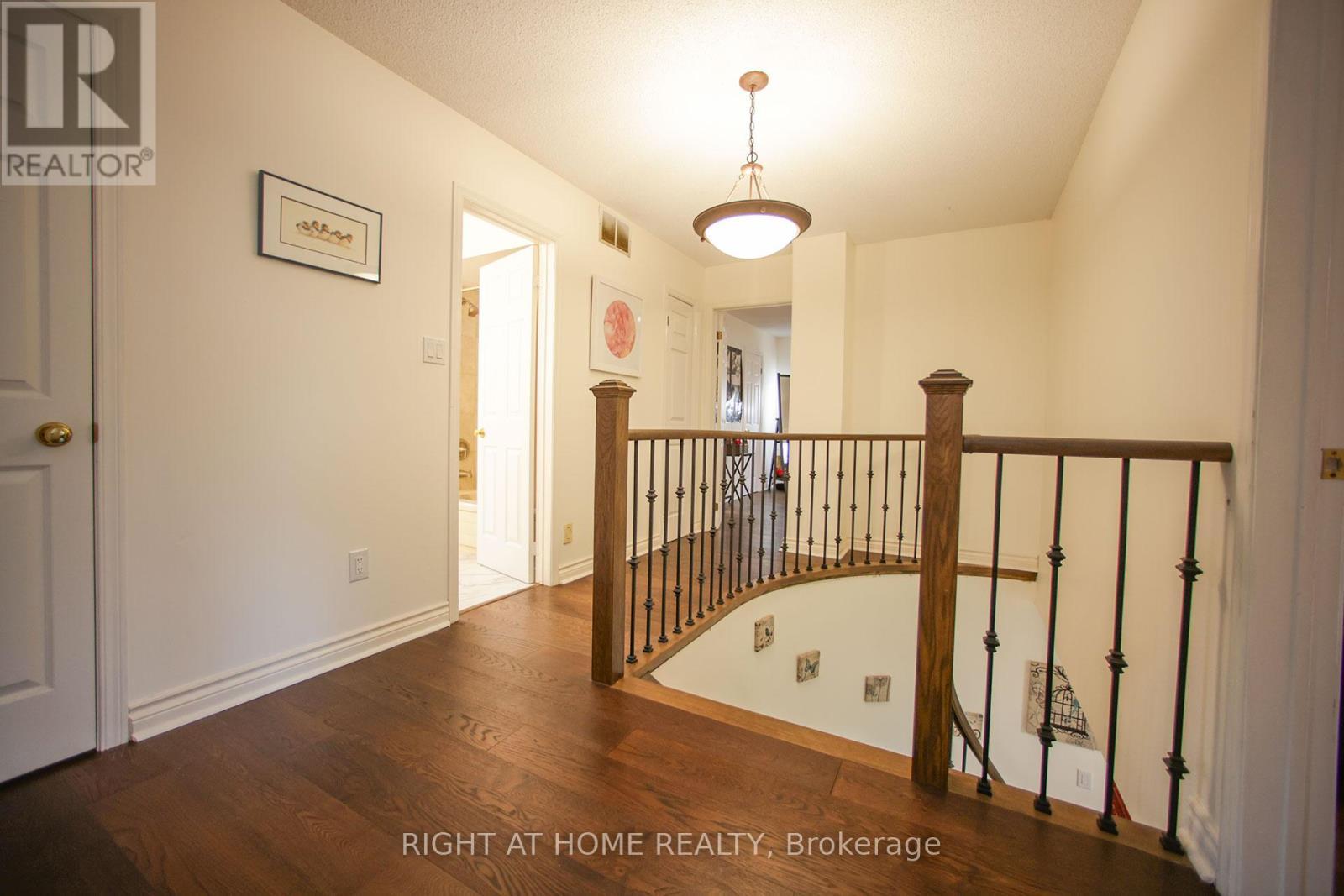 












42 WILLIAM STREET

,
East Gwillimbury (Sharon),




Ontario
L0G1V0

