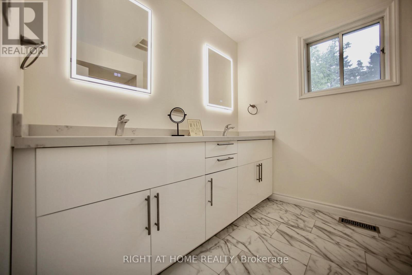 












42 WILLIAM STREET

,
East Gwillimbury (Sharon),




Ontario
L0G1V0

