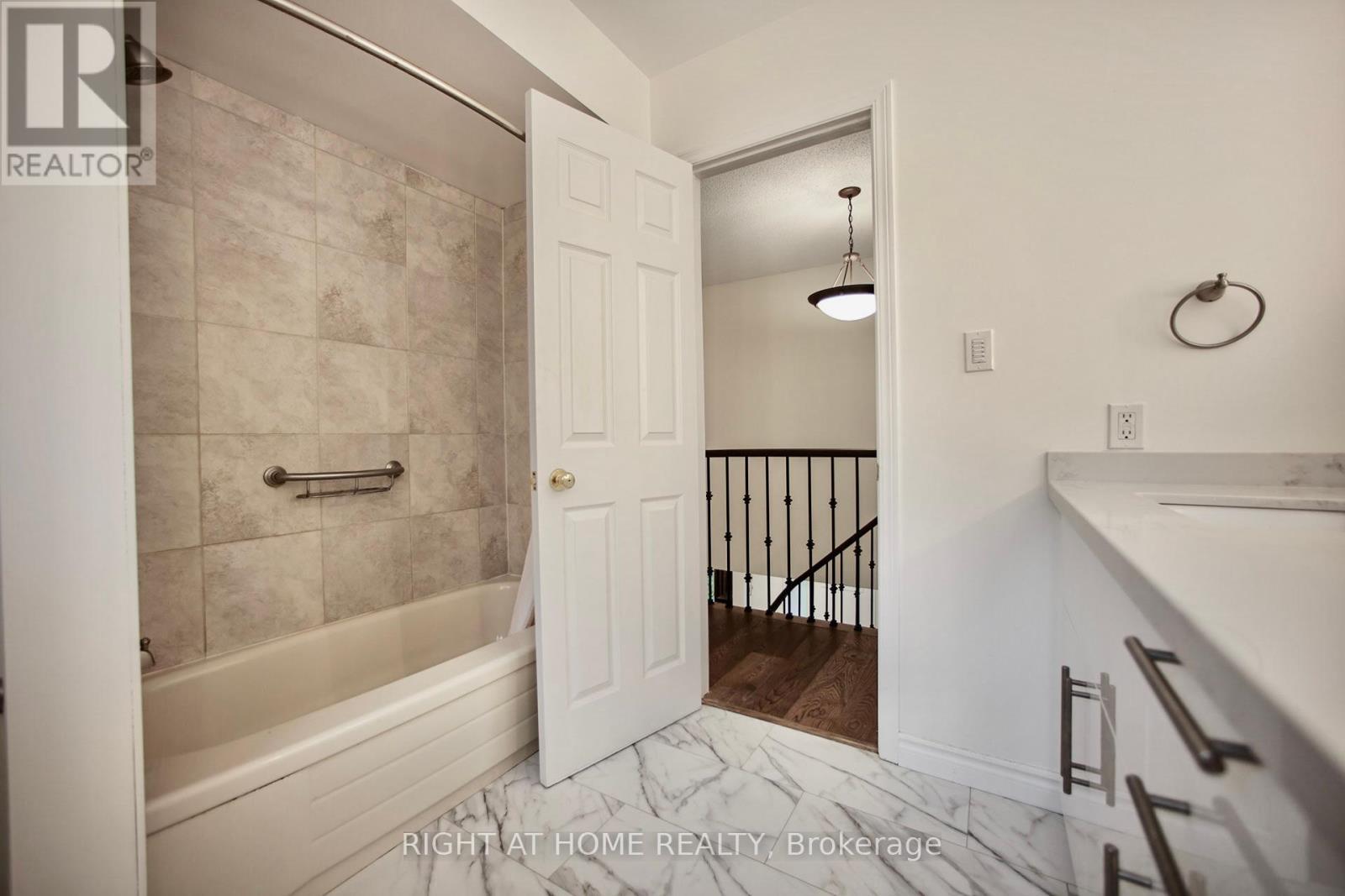 












42 WILLIAM STREET

,
East Gwillimbury (Sharon),




Ontario
L0G1V0


