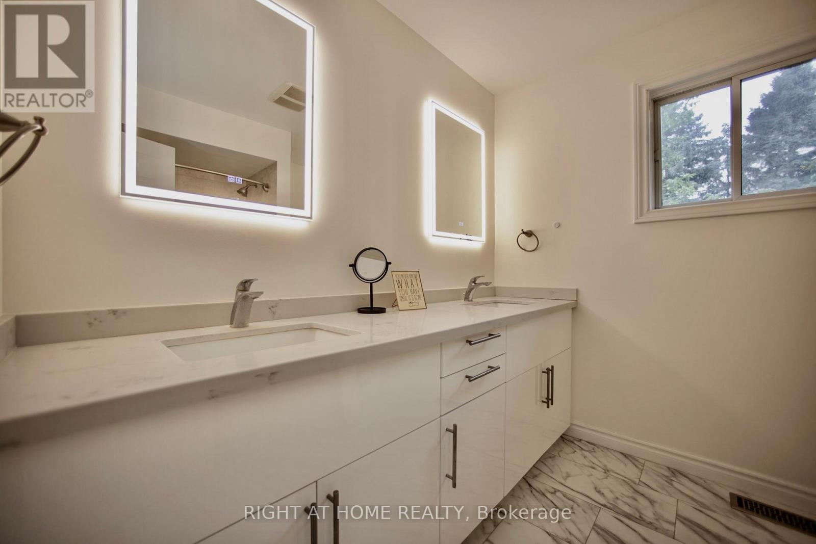 












42 WILLIAM STREET

,
East Gwillimbury (Sharon),




Ontario
L0G1V0

