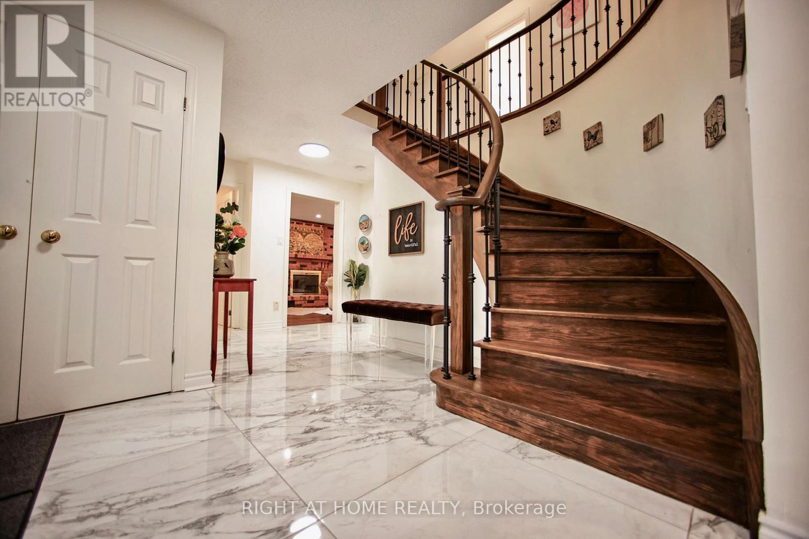 












42 WILLIAM STREET

,
East Gwillimbury (Sharon),




Ontario
L0G1V0

