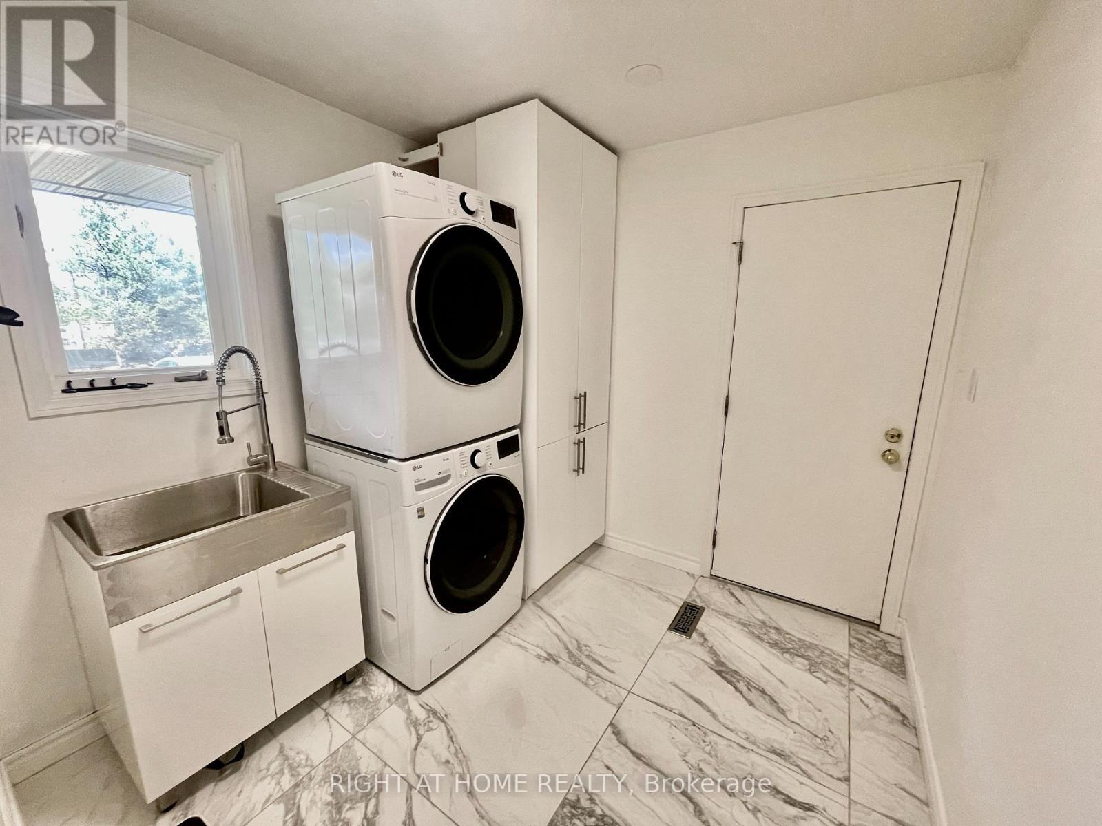 












42 WILLIAM STREET

,
East Gwillimbury (Sharon),




Ontario
L0G1V0

