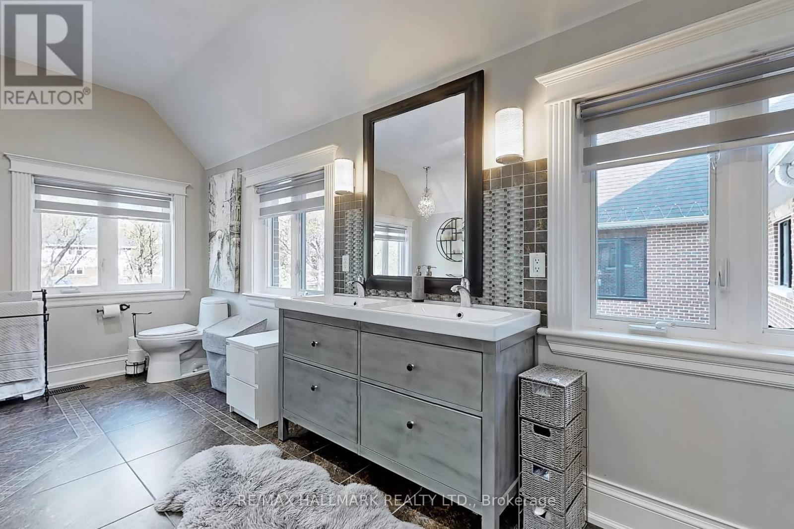 












83 HAMBLY AVENUE

,
King (King City),




Ontario
L7B1J1

