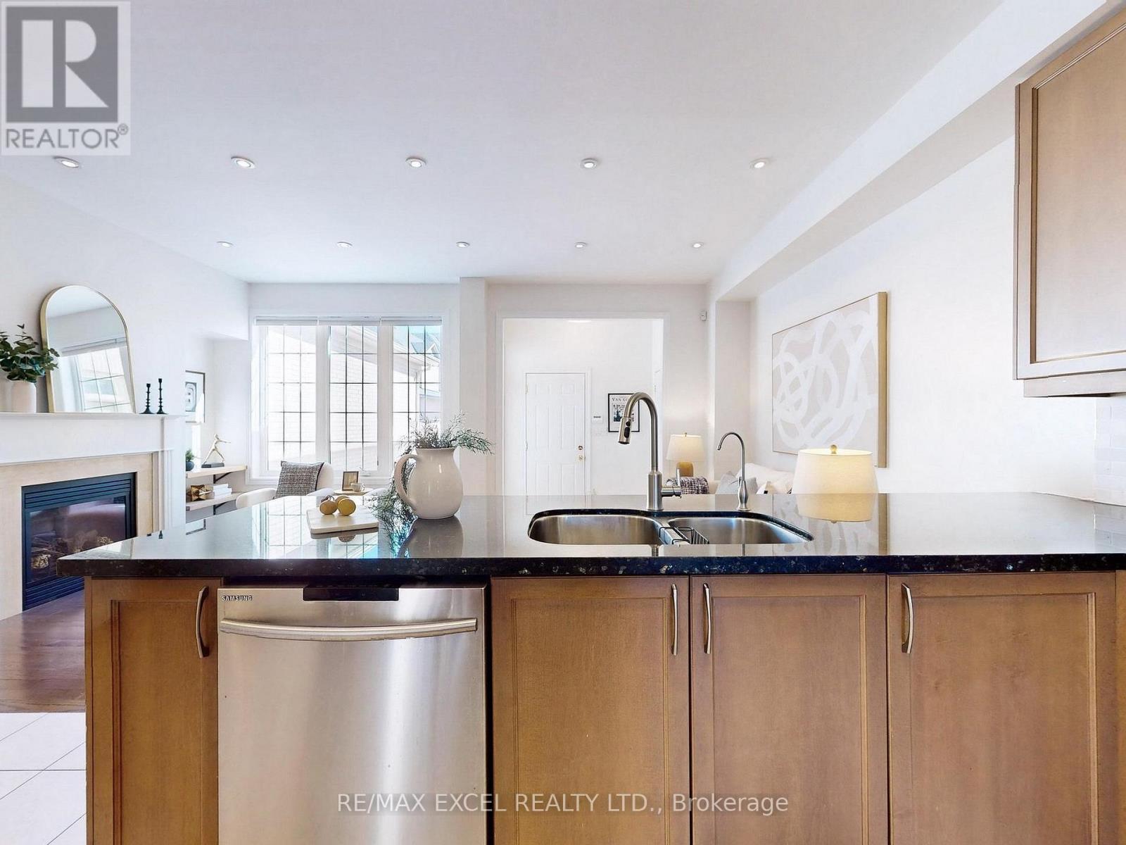 












10327 WOODBINE AVENUE

,
Markham (Cathedraltown),




Ontario
L6C0J7

