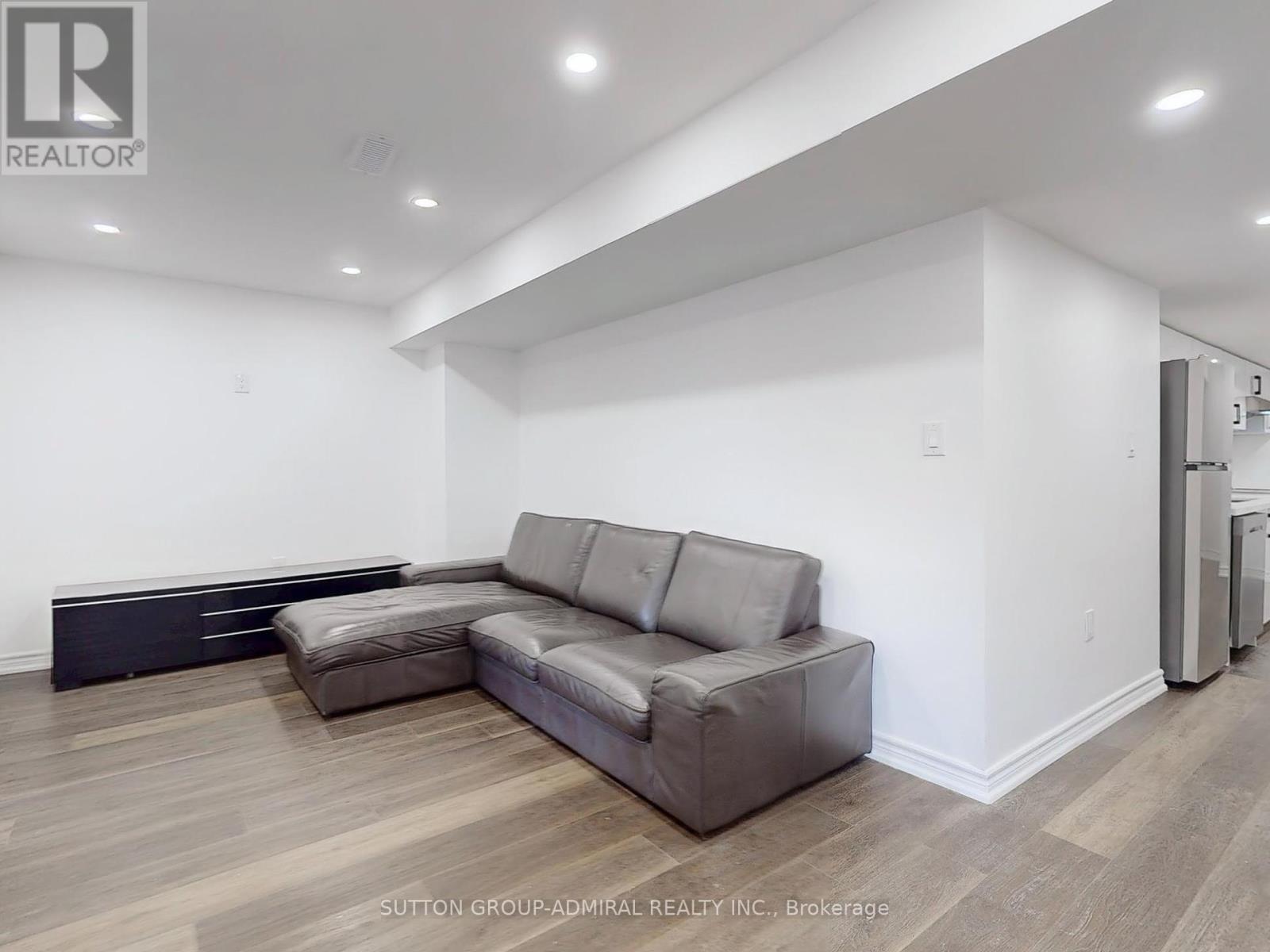 












22 CASSERLEY CRESCENT

,
New Tecumseth (Tottenham),




Ontario
L0G1W0

