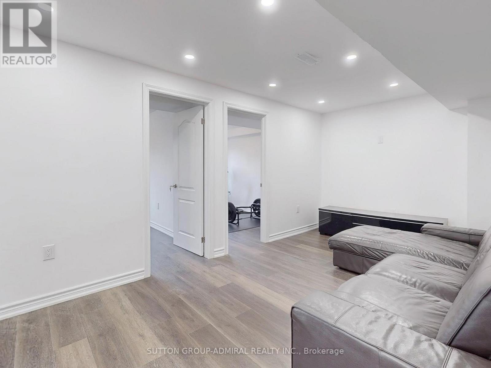 












22 CASSERLEY CRESCENT

,
New Tecumseth (Tottenham),




Ontario
L0G1W0

