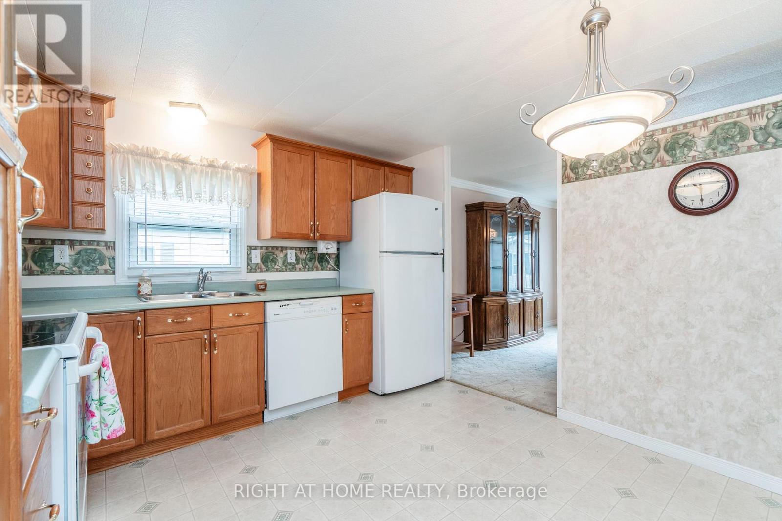 












99 8TH STREET

,
Essa (Angus),




Ontario
L3W0L4

